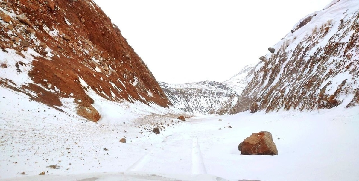 ویدیو | ریزش برف و یخ در غاریخی گردنۀ بیژن در سمیرم
