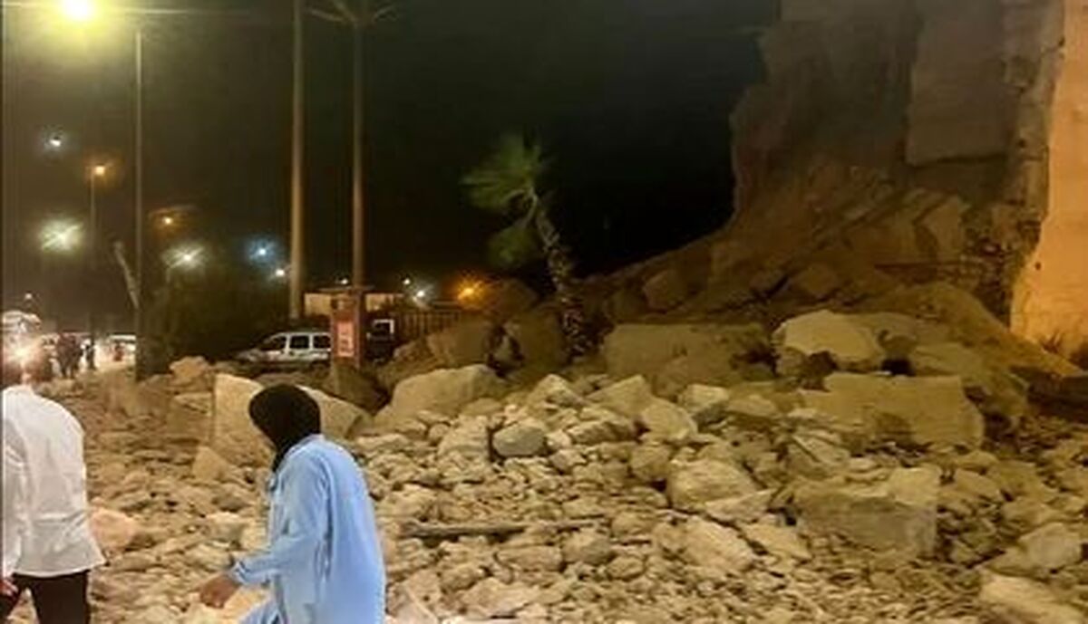 عکس | پلی‌استیشن ؛ باارزش‌ترین دارایی یک مرد در هنگام زلزله