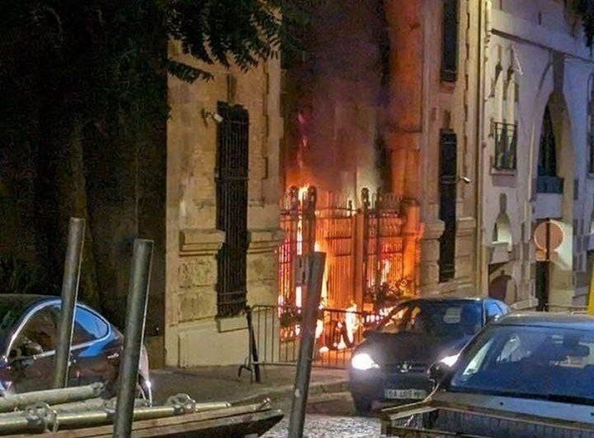 ویدیو | سفارت ایران در پاریس به آتش کشیده شد