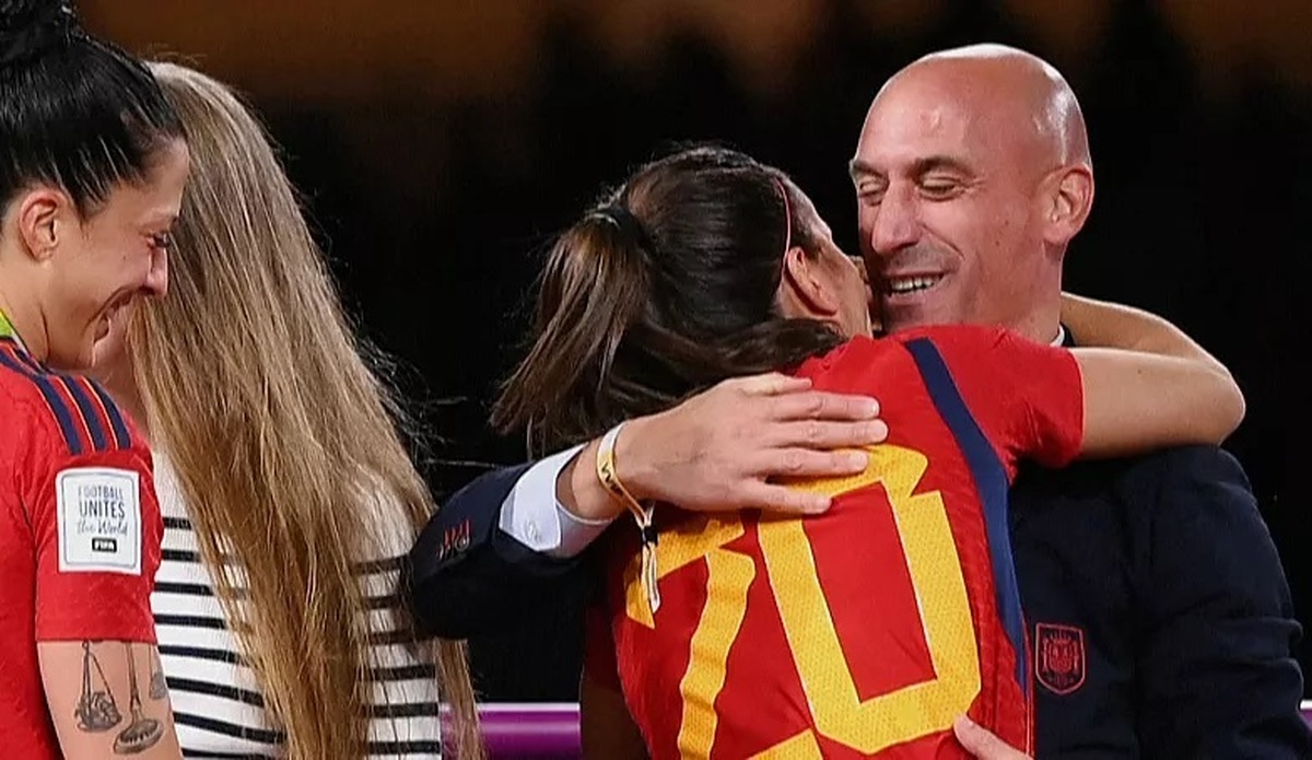 بوسیدن لب کاپیتان تیم ملی زنان دردسرساز شد | فیفا پرونده رئیس فدراسیون اسپانیا را بررسی می‌کند