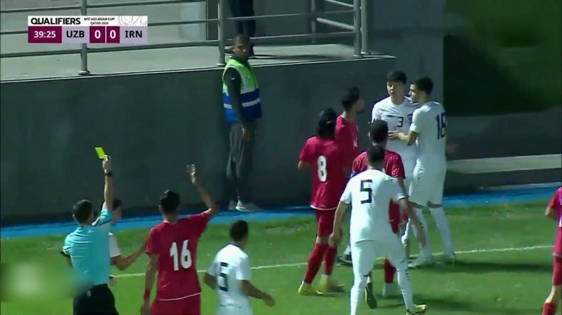 عکس | ماجرای رفتار شوکهکننده و بی سابقه داور بازی ایران و ازبکستان عکس | ماجرای رفتار شوکهکننده و بی سابقه داور بازی ایران و ازبکستان
