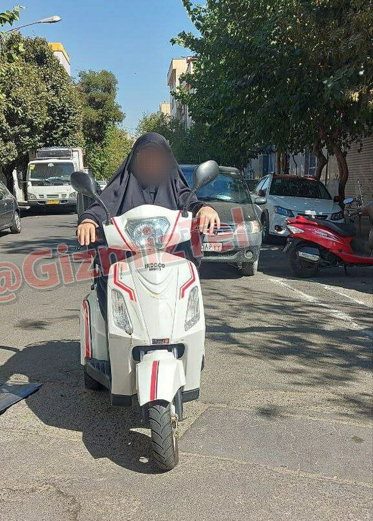 موتور سواری یک خانم محجبه در خیابان‌های تهران