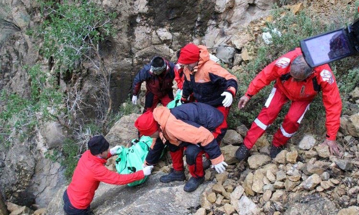 مرگ هولناک پسر ۱۳ ساله در سقوط از کوه عظیمیه کرج
