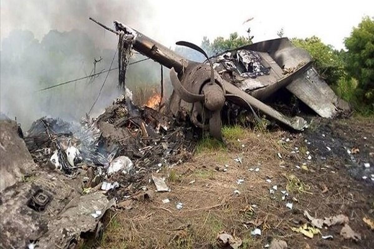 عکس | سقوط هواپیمای ملخی ۱۴ کشته به جای گذاشت