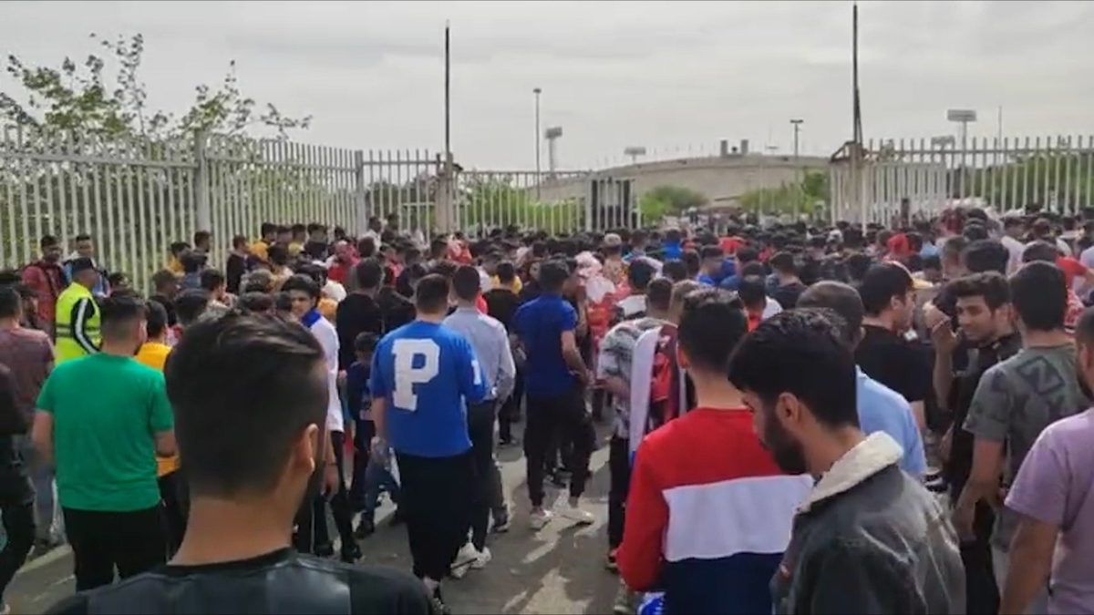 ویدیو | ازدحام عجیب هواداران رونالدو جلوی درب اصلی ورزشگاه آزادی!