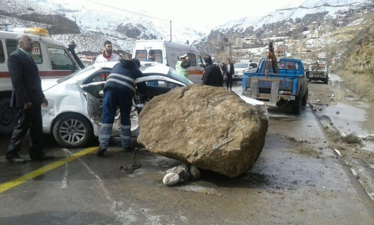 سقوط سنگ روی یک پژو ۲۰۷ با ۴ کشته و زخمی | هشدار درباره سقوط مرگبار سنگ در جاده هراز