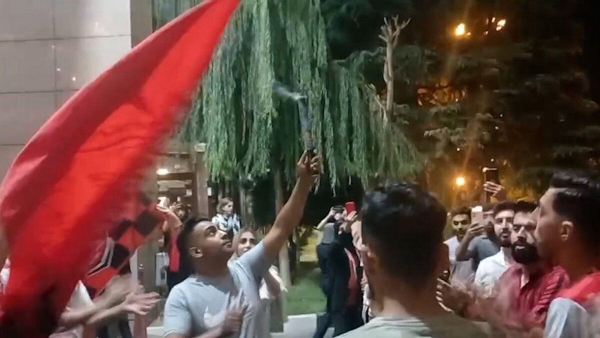 ویدیو | تجمع طرفداران پرسپولیس مقابل هتل