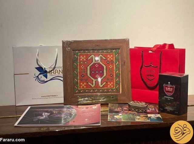 رونالدو ادکلن پرسپولیس را هدیه گرفت + عکس رونالدو ادکلن پرسپولیس را هدیه گرفت + عکس