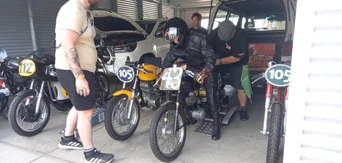 پیرمرد ۹۷ ساله در مسابقات موتورسواری شرکت کرد + عکس پیرمرد ۹۷ ساله در مسابقات موتورسواری شرکت کرد + عکس