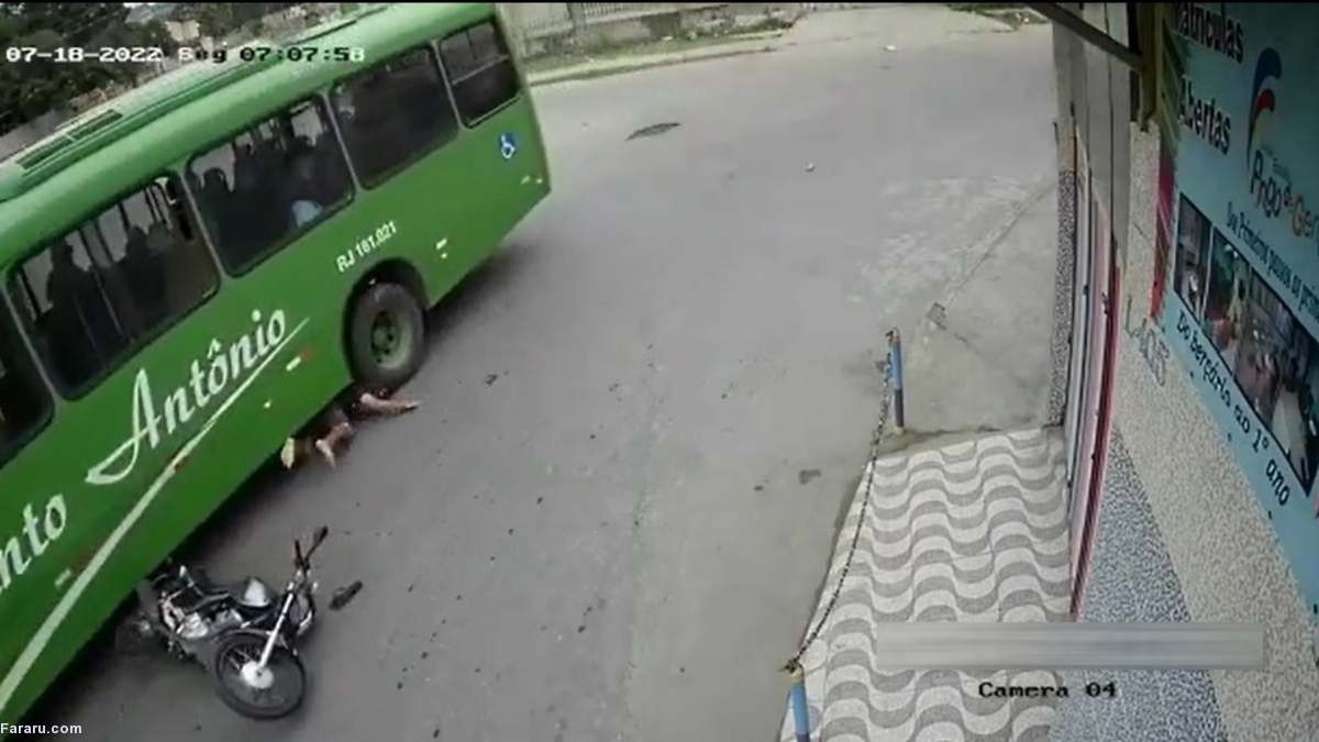 ویدیو | زیر گرفتن موتورسوار توسط اتوبوس شهری