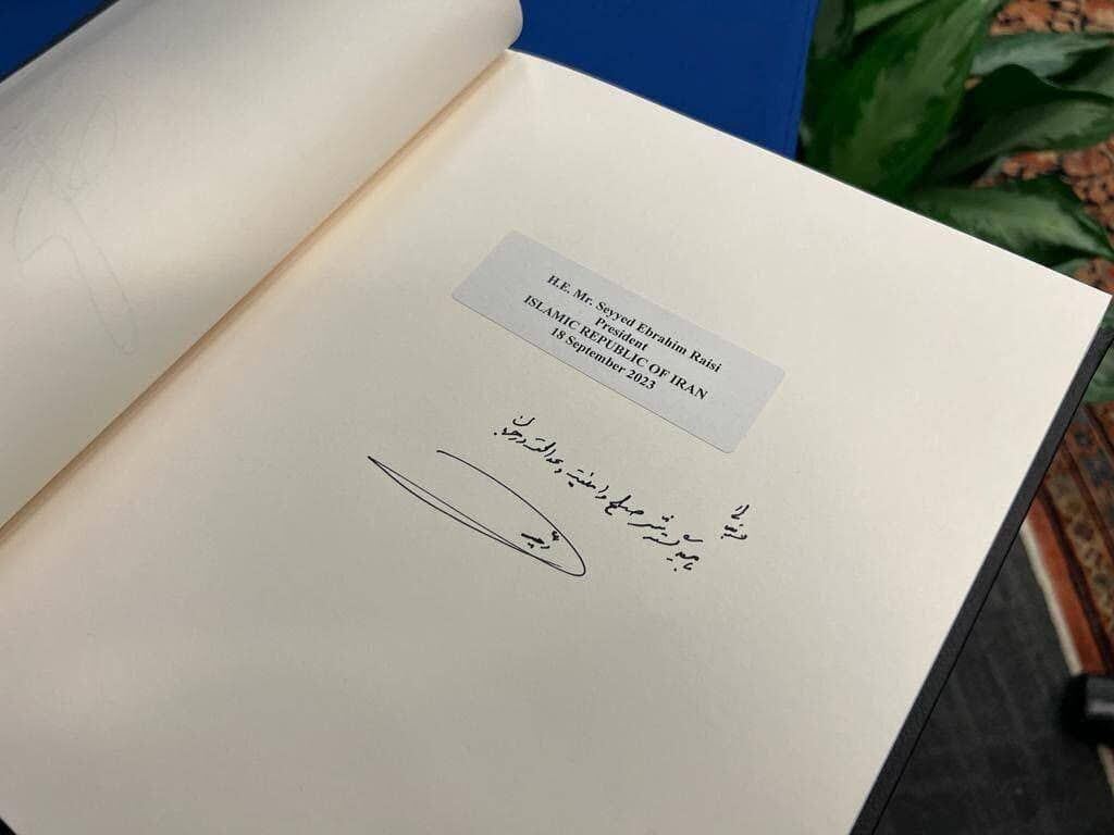 عکس | غلط املایی رئیس‌جمهور در نیویورک سوژه شد