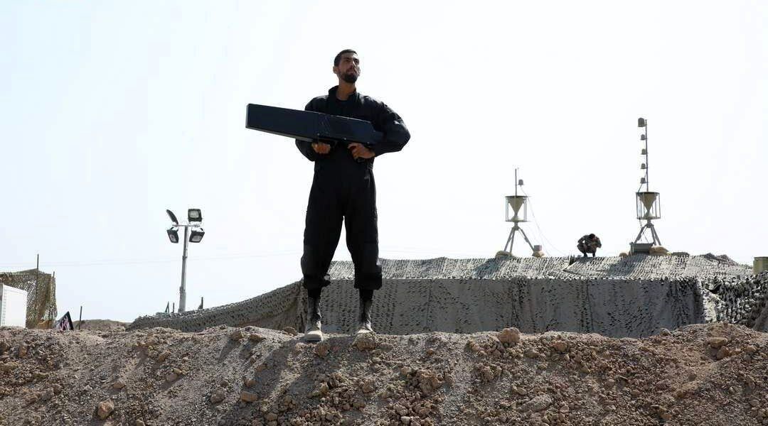 عکس | سلاح متفاوت در دست نیروی حرفه‌ای ارتش ایران خبرساز شد