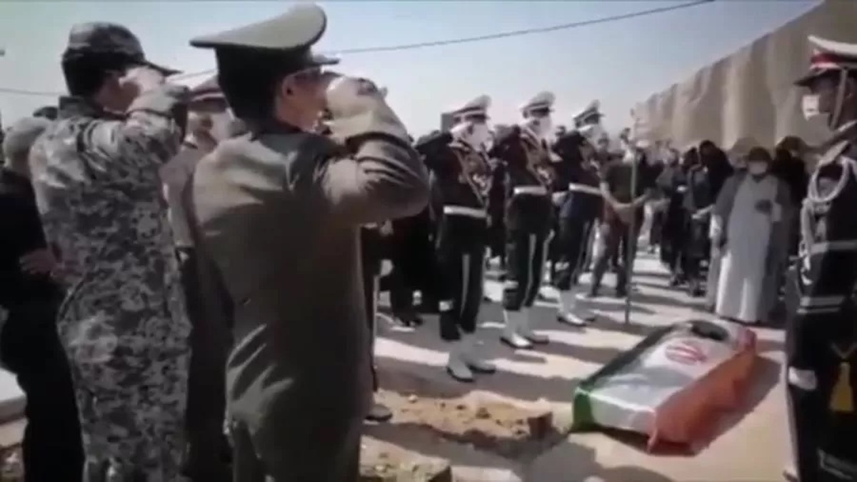 ویدیو | خداحافظی احساسی و غرورآفرین پسر ارتشی با پدر شهیدش