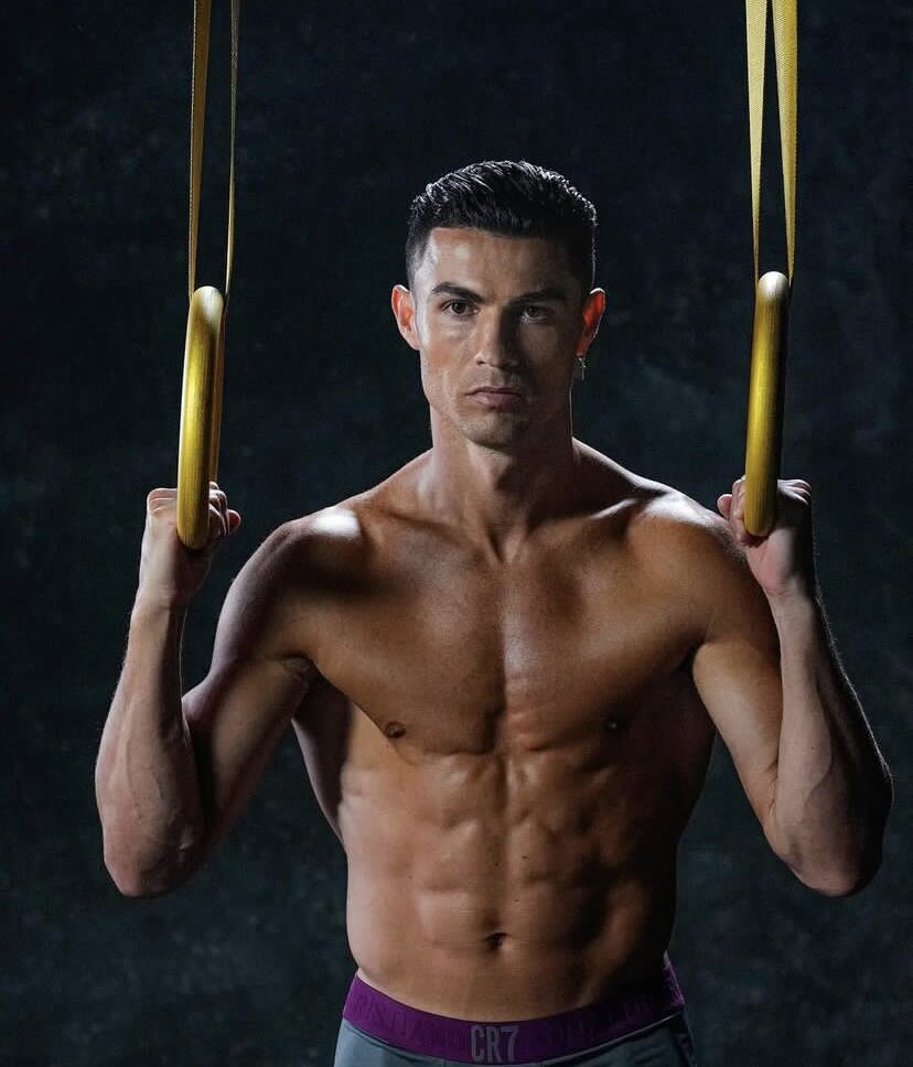 عکس | عضلات شگفتانگیز رونالدو در عربستان جنجالی شد عکس | عضلات شگفتانگیز رونالدو در عربستان جنجالی شد