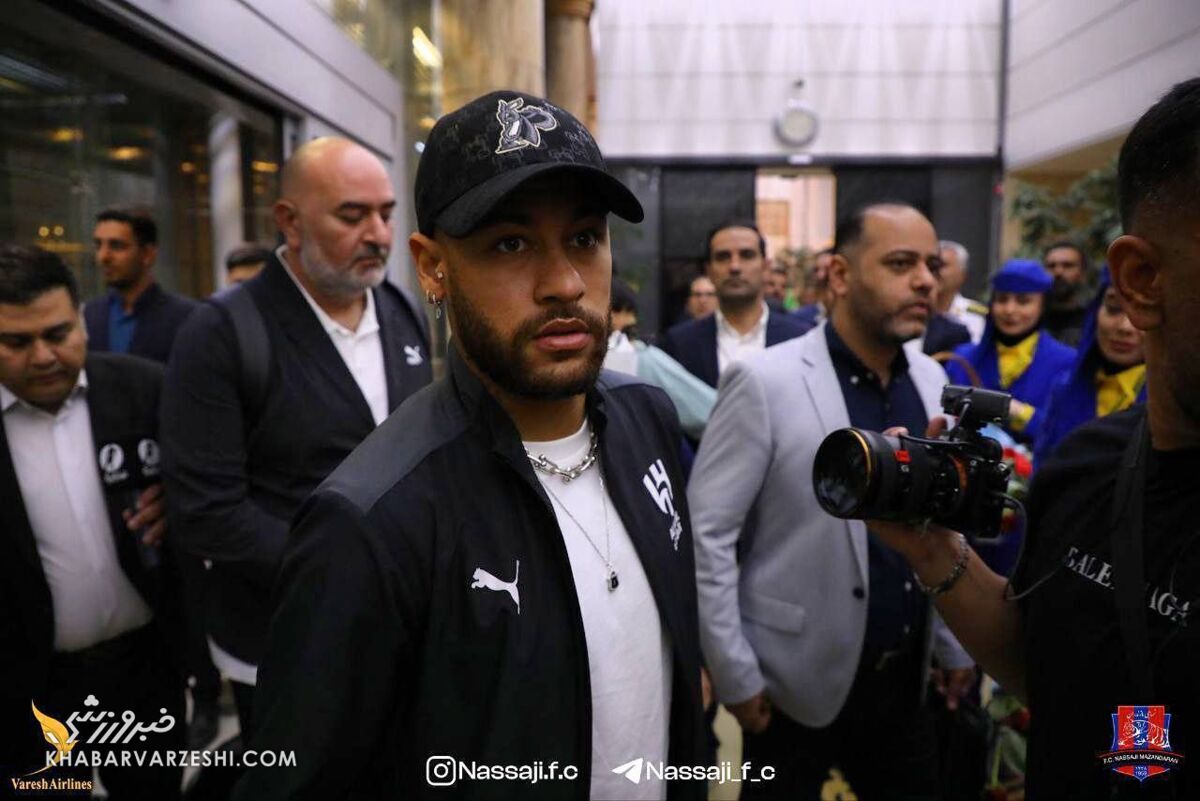 عکس| چهره متعجب نیمار در فرودگاه! عکس| چهره متعجب نیمار در فرودگاه!