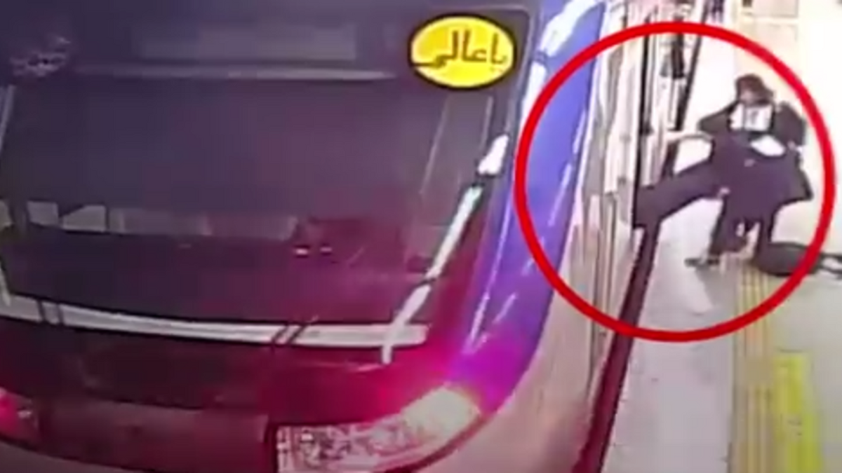 ویدیو | لحظه بیهوش شدن دختر نوجوان در مترو | علت چه بود ؟