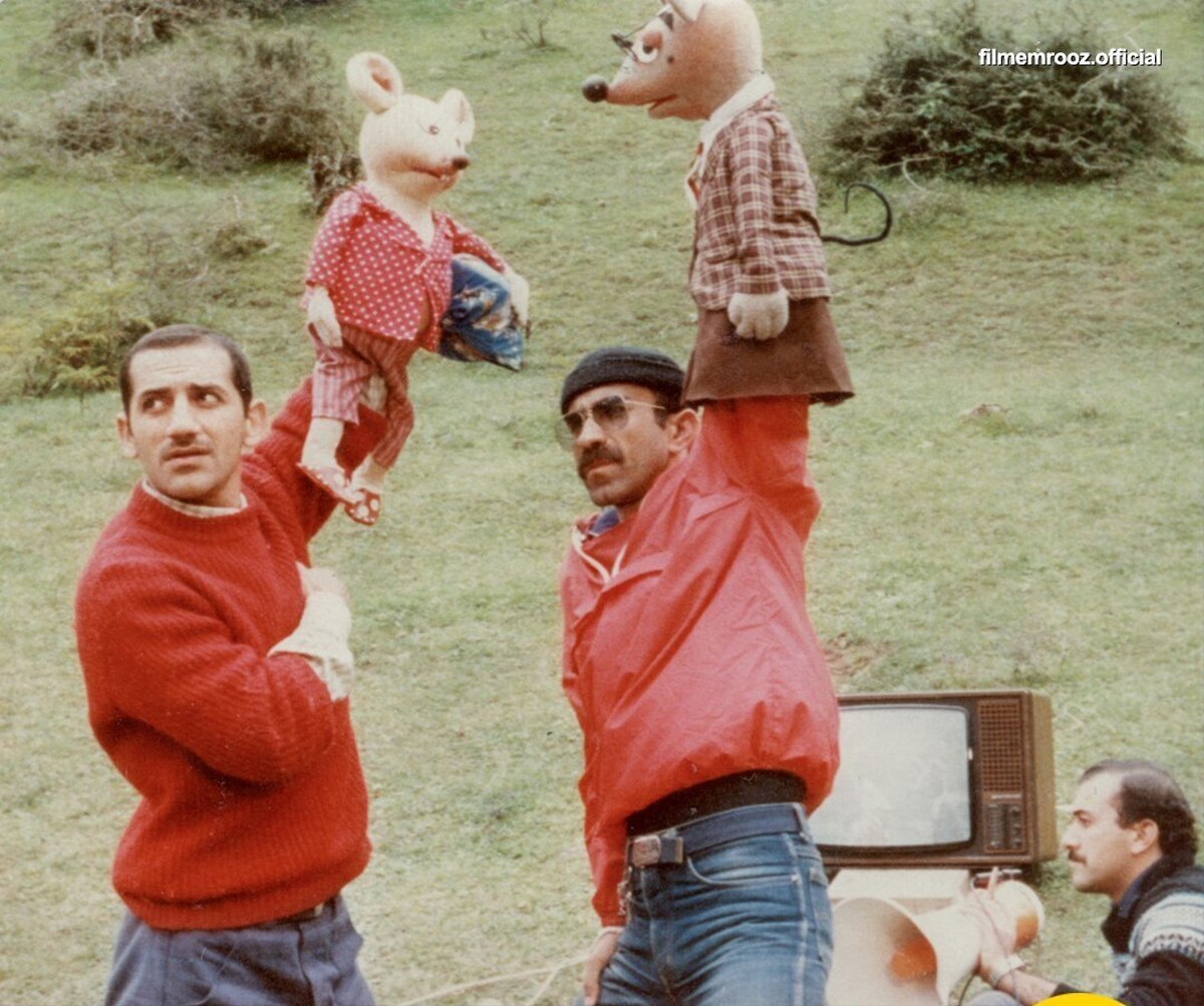 عکس | تصویری جالب از پشت صحنه «شهر موشها» طآبان ۱۳۶۳، کلاردشت؛ محمدعلی طالبی، ناصر غفرانیفر و حمید جبلی سرصحنۀ «شهر موشها» (مرضیه برومند و محمدعلی طالبی).