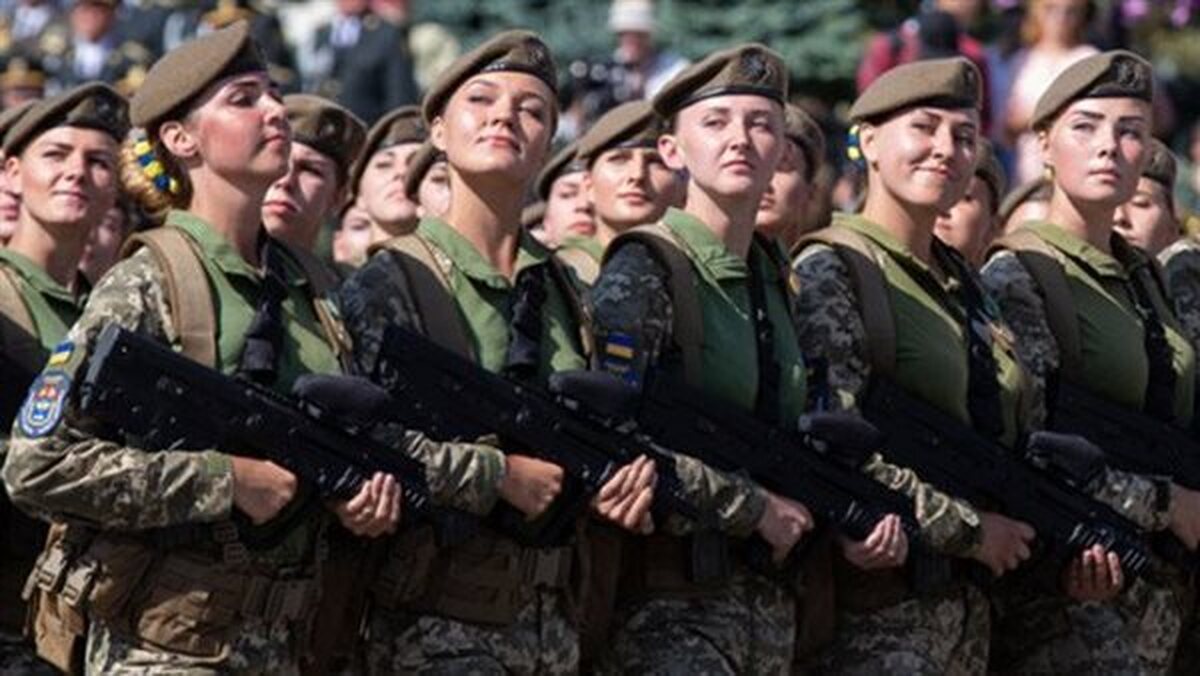 عکس | مشکل بزرگ زنان ارتش اوکراین درباره نبود کفش‌های نظامی