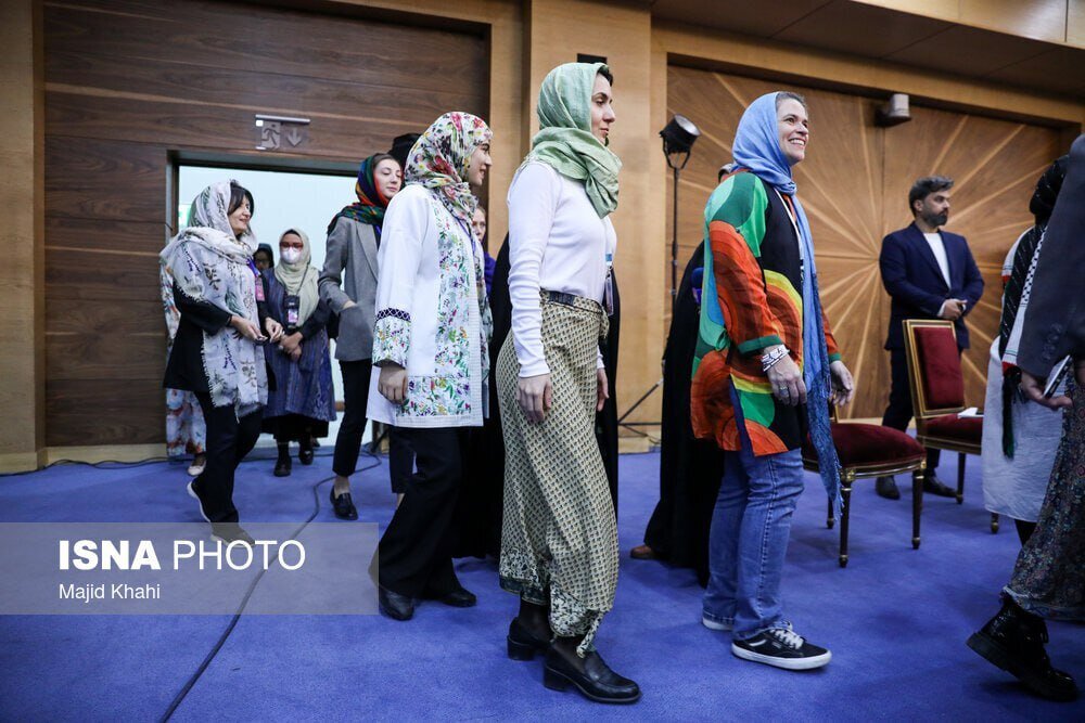 عکس | حجاب خاص یک زن در حضور رئیسی عکس | حجاب خاص یک زن در حضور رئیسی