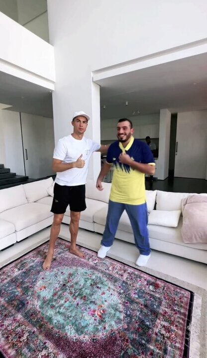 عکس | رونالدو فرش اهدایی پرسپولیس را در خانه‌اش پهن کرد