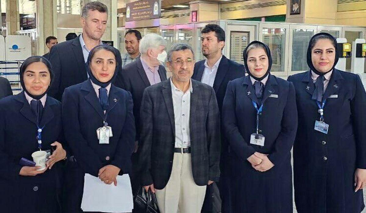 عکس | عکس یادگاری گرفتن احمدی نژاد با زنان در فرودگاه