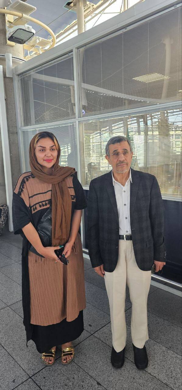 عکس | عکس یادگاری گرفتن احمدی نژاد با زنان در فرودگاه