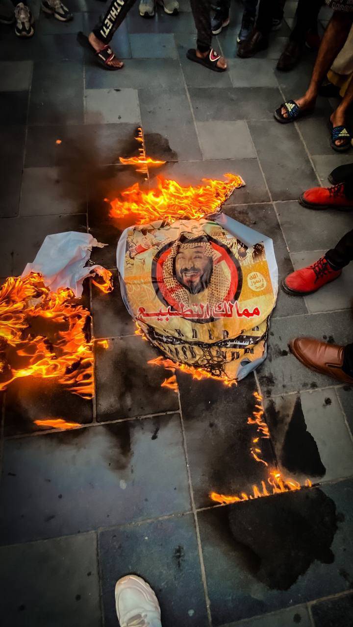 عکس | آتش زدن تصویر بن‌سلمان در میدان تحریر بغداد