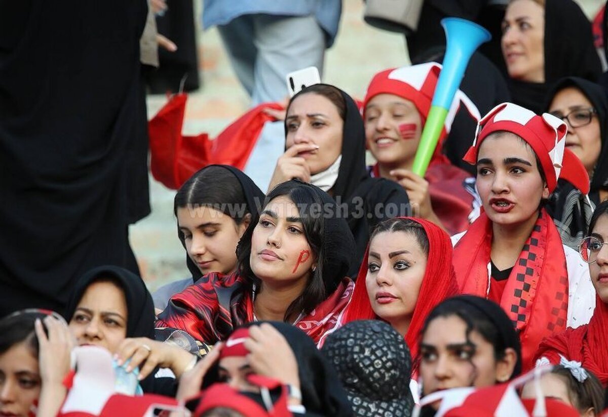 زنان پرسپولیسی وارد ورزشگاه شدند تا جشن قهرمانی بگیرند + عکس