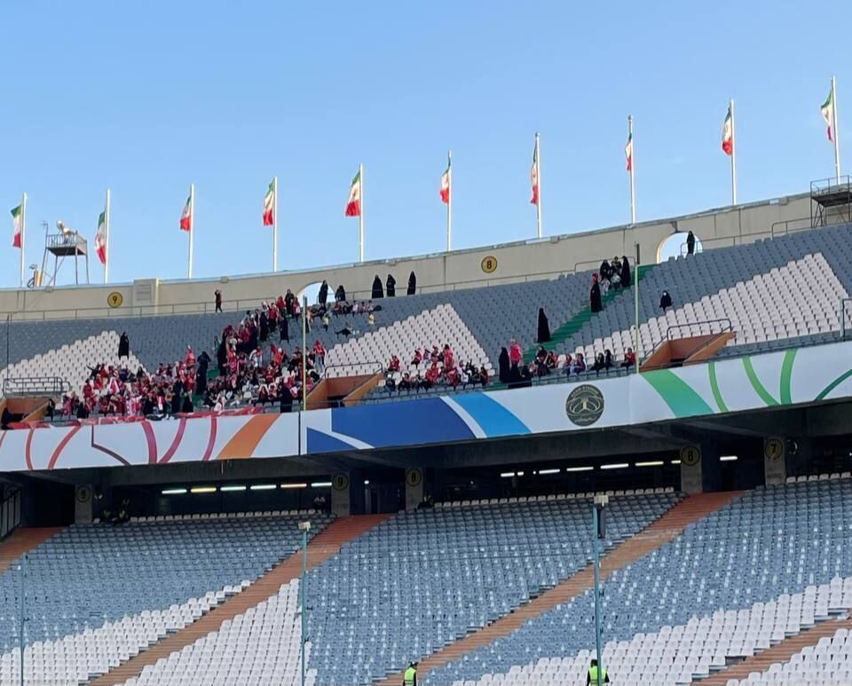 زنان پرسپولیسی وارد ورزشگاه شدند تا جشن قهرمانی بگیرند + عکس زنان پرسپولیسی وارد ورزشگاه شدند تا جشن قهرمانی بگیرند + عکس