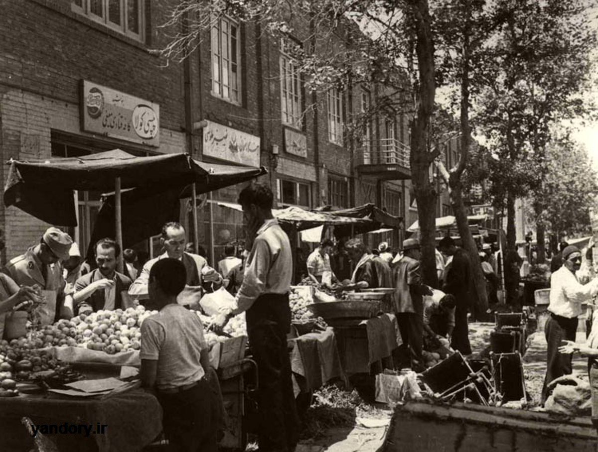 عکس | بازار تهران یک میوه فروشی در سال ۱۳۴۰
