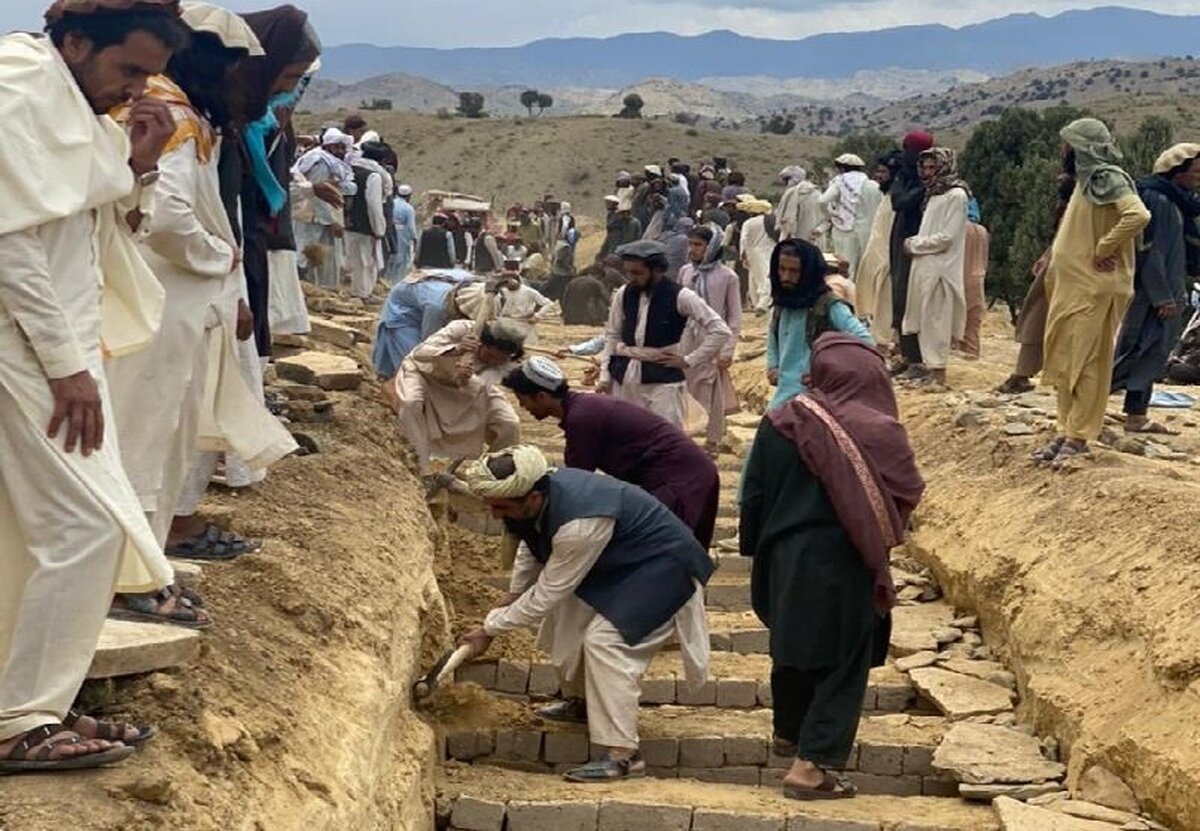 ویدیو | حفر قبر دسته جمعی زلزله زدگان افغانی