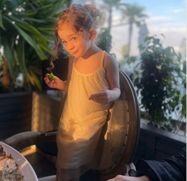 باورتان میشود این دختر مو طلایی فرزند «گلزار» باشد باورتان میشود این دختر مو طلایی فرزند «گلزار» باشد