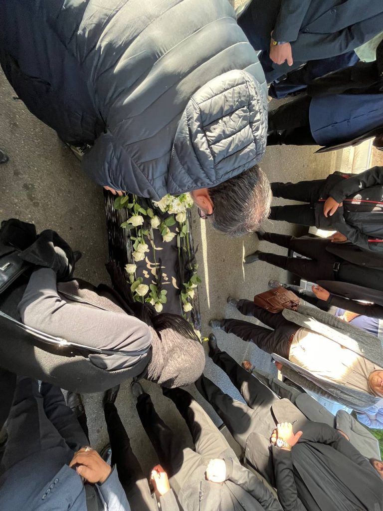 عکس | استقبال از پیکر آتیلا پسیانی با حضور این چهره‌های شناخته شده