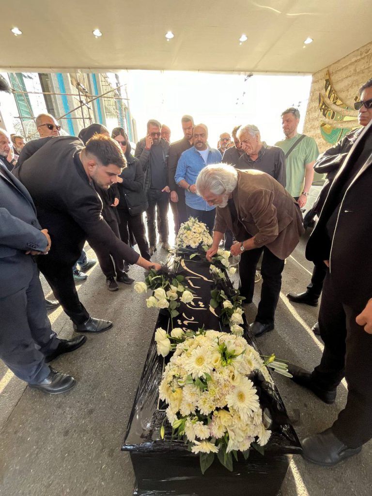 عکس | استقبال از پیکر آتیلا پسیانی با حضور این چهره‌های شناخته شده