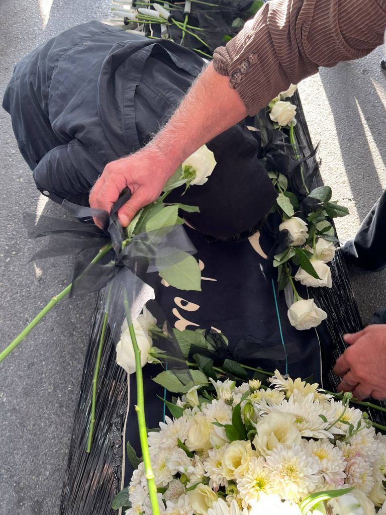 عکس | استقبال از پیکر آتیلا پسیانی با حضور این چهره‌های شناخته شده