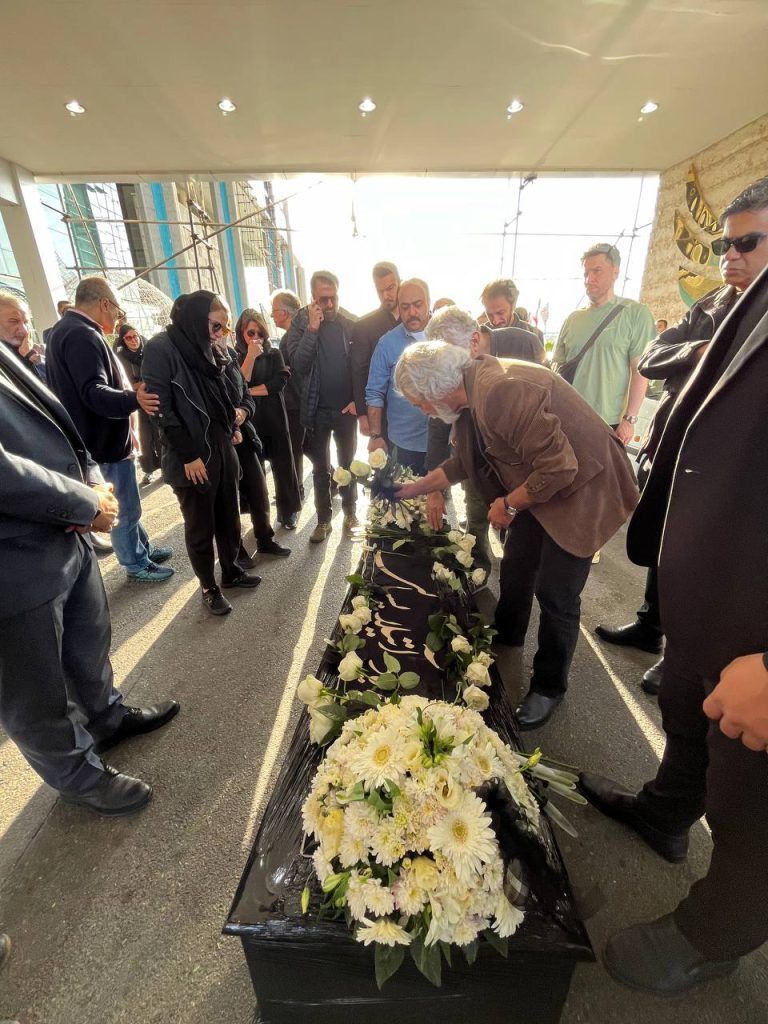 عکس | استقبال از پیکر آتیلا پسیانی با حضور این چهره‌های شناخته شده