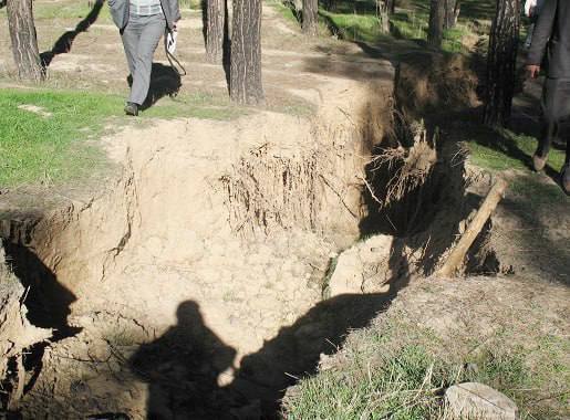 عکس | فرونشست زمین به چند قدمی تخت جمشید رسید