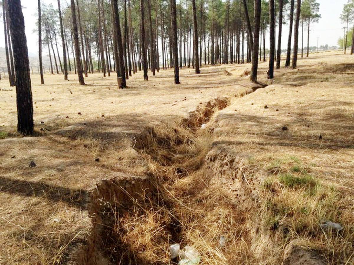 عکس | فرونشست زمین به چند قدمی تخت جمشید رسید