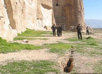 عکس | فرونشست زمین به چند قدمی تخت جمشید رسید