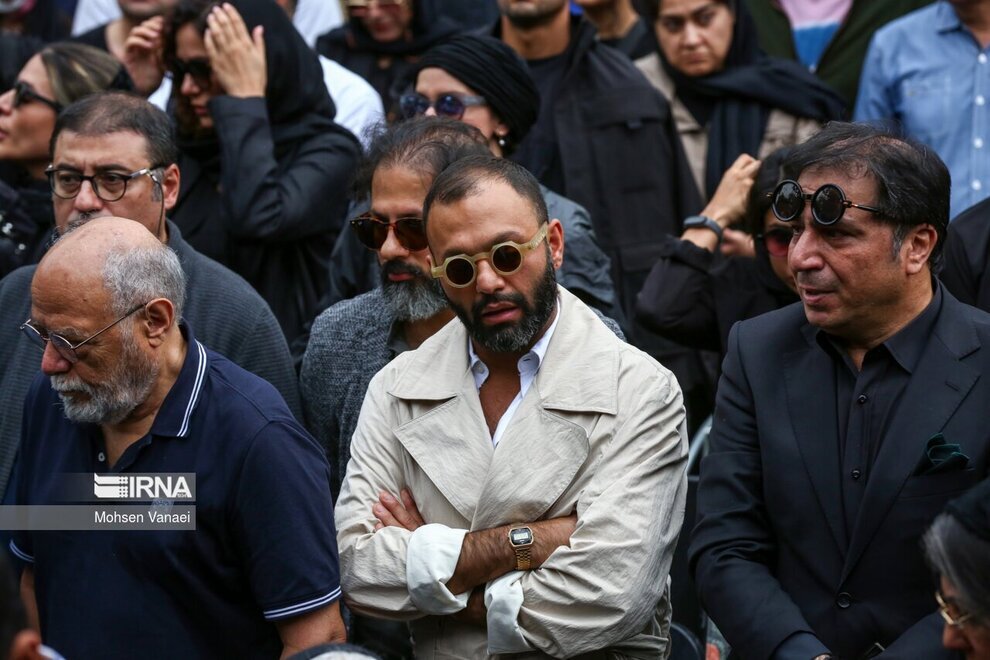 عکس | عینک عجیب صابر ابر در مراسم تشییع آتیلا پسیانی