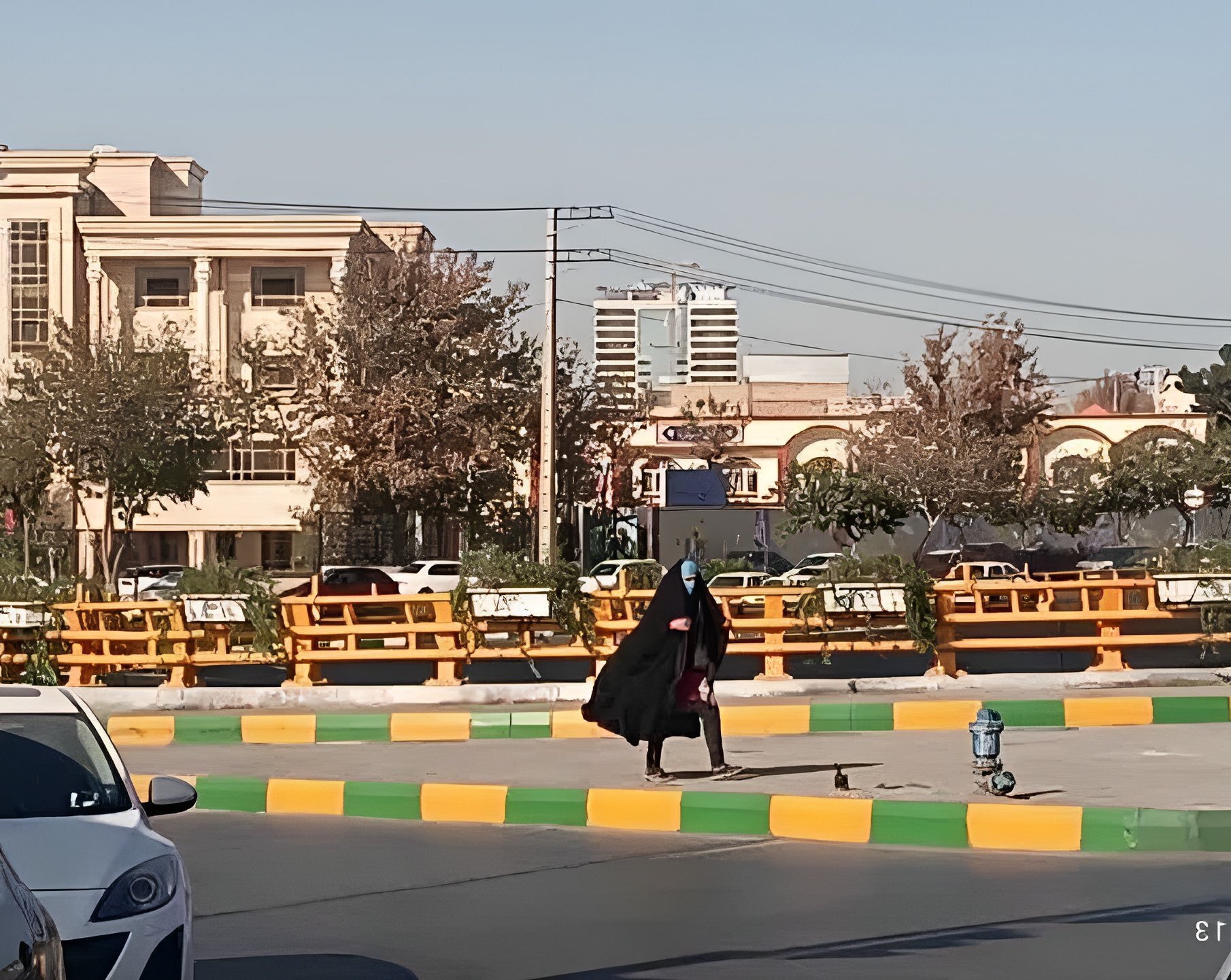 گدایی پسر جوان با لباس زنانه