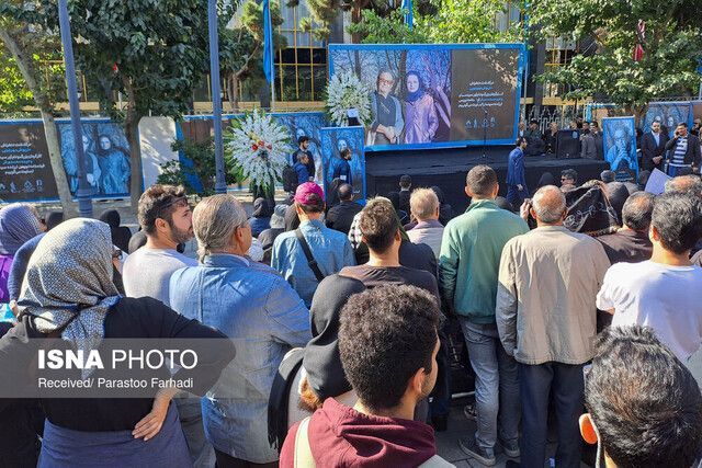 عکس | وداع با داریوش مهرجویی و همسرش | بدرقه مردم و هنرمندان در تالار وحدت