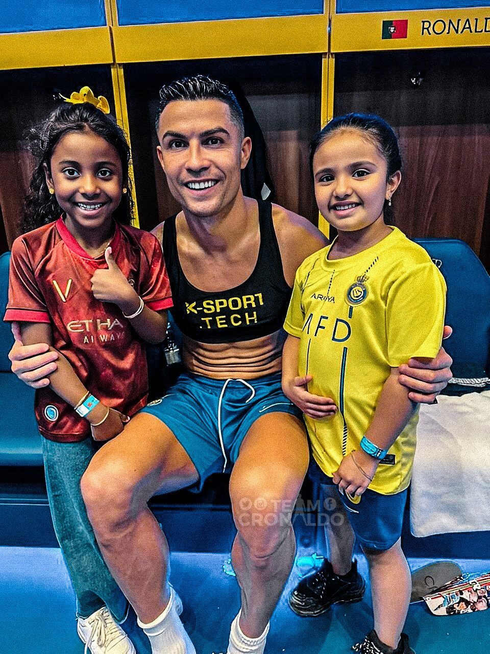 عکس | ملاقات خصوصی دو دختر عربستانی با رونالدو در شبی درخشان عکس | ملاقات خصوصی دو دختر عربستانی با رونالدو در شبی درخشان