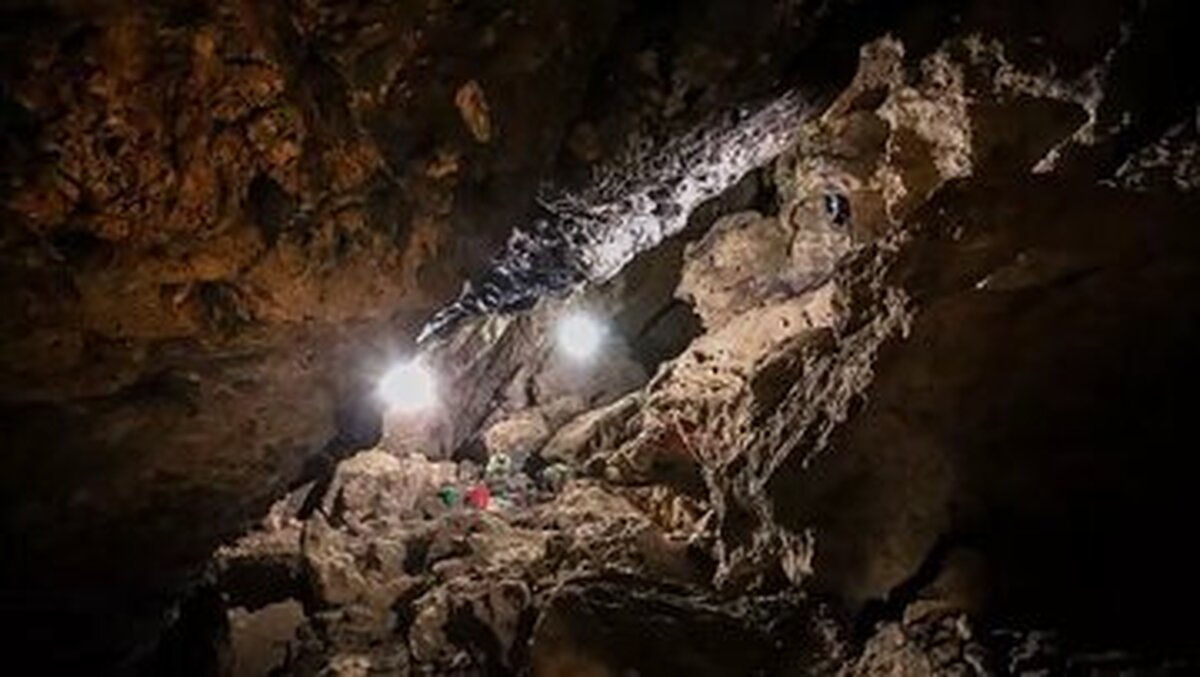 عکس | کشف یک کفش ۶ هزار ساله در غار