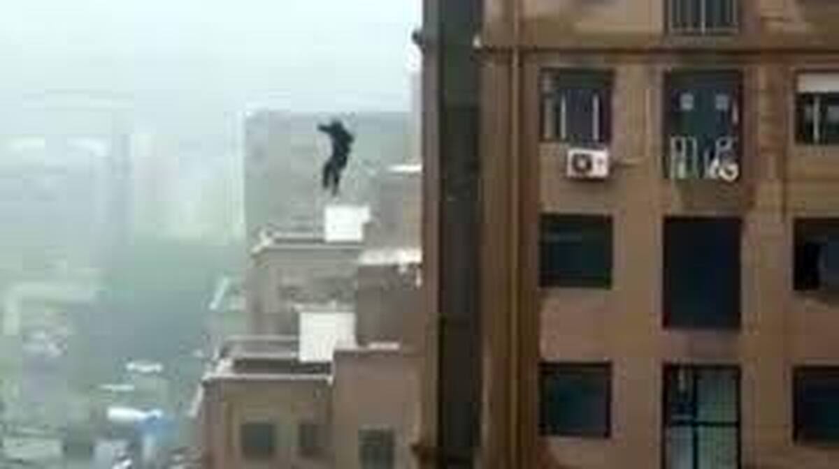 عکس | سقوط دو برادر از روی داربست در طبقه ۴۷ | یک برادر جان سالم به در برد
