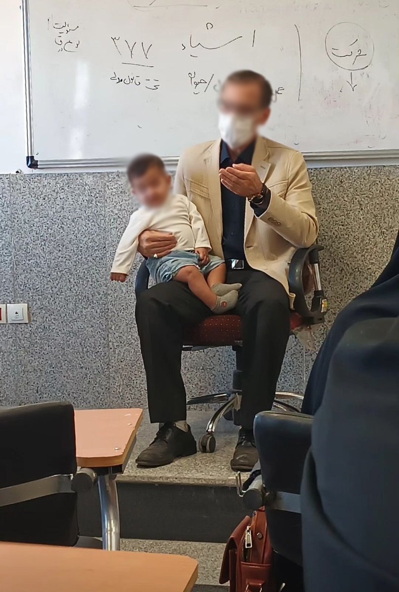 عکس | از استاد بچه به بغل تا برگه‌های امتحانی خبرساز