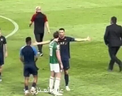 عکس | رونالدو و اتاویو با کاپیتان سابق لیورپول دست به یقه شدند عکس | رونالدو و اتاویو با کاپیتان سابق لیورپول دست به یقه شدند