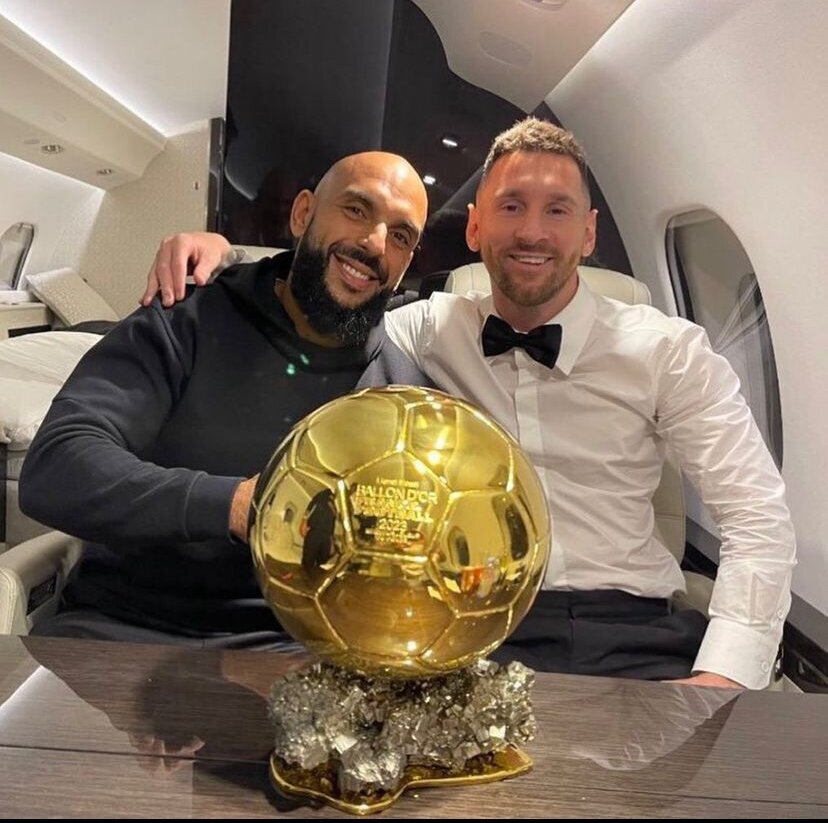 عکس | بادیگارد مسی در مراسم توپ طلا جنجالی شد