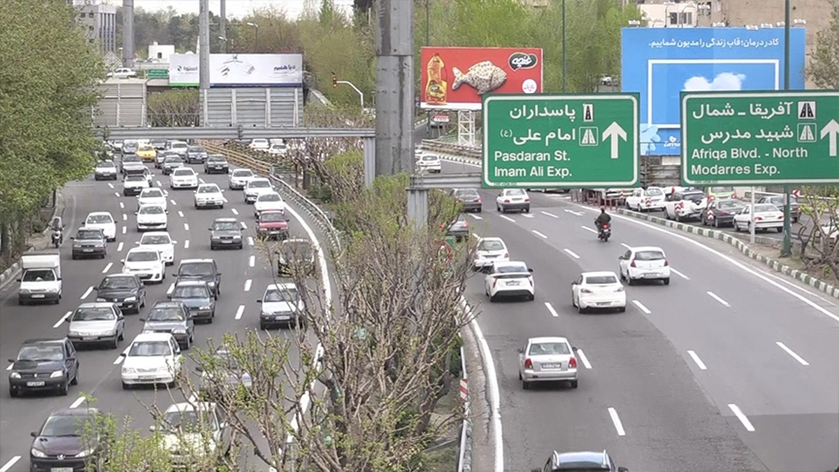 عکس | مرد فضانورد ترک موتور در خیابان‌های تهران