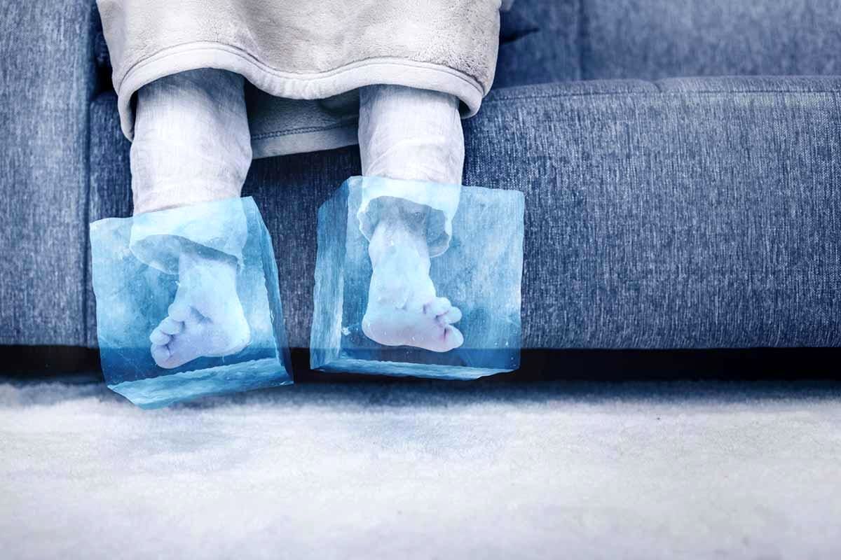 دلیل سردی پاهایتان چیست + راهکارهای درمانی در خانه
